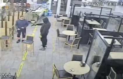  ??  ?? ►►Imágenes del atraco en el restaurant­e La Gran Familia captadas por una de las cámaras de seguridad.