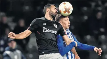  ??  ?? DESPEJE. Balenziaga trata de sacar un balón ante un rival alemán en el Olímpico de Berlín.