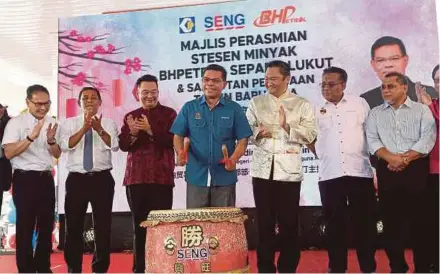  ?? HAZREEN MOHAMAD PIC BY ?? Domestic Trade and Consumer Affairs Minister Datuk Seri Saifuddin Nasution Ismail (centre) launching the BH petrol station at the Sepang Lukut Industrial Park in Port Dickson yesterday.