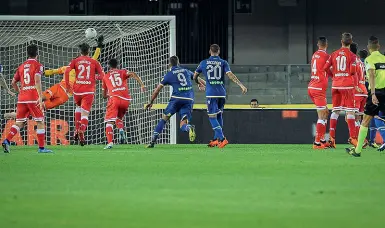  ??  ?? Al Bentegodi Il gol di Henderson per il momentaneo pareggio con il Perugia, poi arriverà il 2-1 di Di Carmine