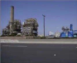  ?? DAMIAN DOVARGANES — THE ASSOCIATED PRESS ?? This photo shows the AES Huntington Beach Energy Center in Huntington Beach. The
AES facility is the proposed site of the Poseidon Huntington Beach Seawater Desalinati­on Plant.