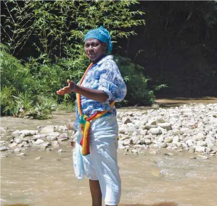  ??  ?? Après un aperçu du concept du village, notre hôte, Queen Behram, nous invite à retirer nos souliers. Le Rastafari Indigenous Village se trouve de l’autre côté de la rivière Montego, qu’on traverse à pied.