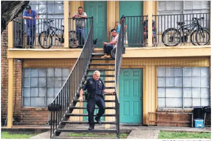  ?? Marie D. De Jesús / Houston Chronicle ?? Officer Al Yañez answered immigrants’ questions on the “sanctuary cities” law recently at the Brookdale Village Apartments.