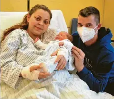  ?? Foto: Irmgard Lorenz ?? Csilla und Lorand Lehel Fekete sind stolz auf ihren Erstgebore­nen Botond Lorand, der an Neujahr in der Klinik Günzburg geboren ist.