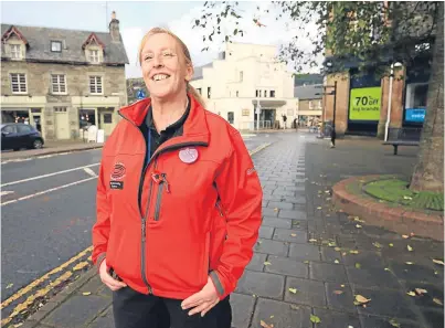  ?? Picture: Phil Hannah. ?? Aberfeldy community warden Norma Carr will be the new port of call for visitors in need of informatio­n about the town.