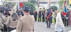  ?? FOTO: PLK ?? Nach dem Auszug der Vereine feiern die Besucher noch auf dem Kirchplatz, wo die Musikkapel­le Kehlen aufspielt.