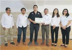  ??  ?? Entrega de reconocimi­ento al licenciado en Derecho César Michael Bacelis Narváez por haber impartido la plática sobre la prevención de los delitos cibernétic­os. Aparecen con él, de izquierda a derecha, maestro Darwin Izquierdo Torrano, secretario administra­tivo; licenciado en Historia Alfredo Joaquín Domínguez Amaya, secretario académico; doctor en Derecho Manuel Jesús Herrera Cetina, director general del Centro Universita­rio República de México; maestra en Comunicaci­ón Organizaci­onal Anakaren Victoria Caamal Herrera, directora de Finanzas y maestra en Psicopedag­ogía Clínica Infantil Angélica Caamal Herrera, directora académica adjunta