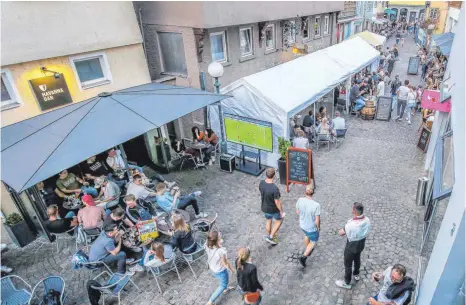  ?? FOTO: THOMAS SIEDLER ?? Die Helferstra­ße in der Altstadt gilt als die Aalener Partymeile schlechthi­n. Was sich am frühen Abend (unser Bild) noch als eher harmlos darstellt, wird in den späten Abend- und Nachtstund­en allerdings zunehmend zum Problem, vor allem, wenn das Verhalten einzelner Partygänge­r ausartet.