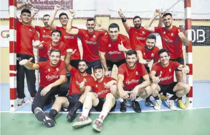  ?? FRANCISCO GONZÁLEZ ?? Preparados La plantilla del Cajasur Córdoba Balonmano en el pabellón de Fátima.