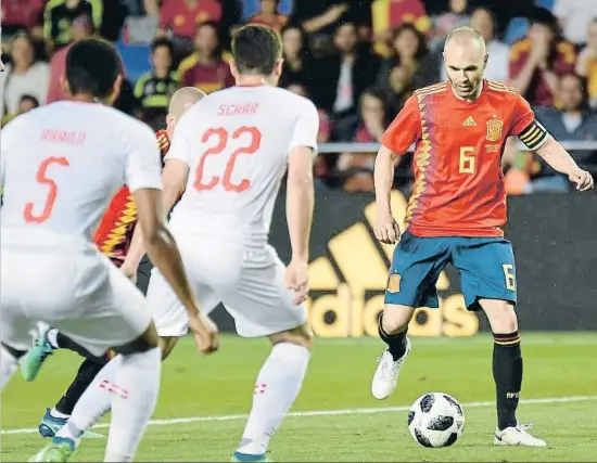  ?? JOSE JORDAN / AFP ?? Andrés Iniesta conduciend­o un balón, anoche en el estadio de la Cerámica de Vila-real