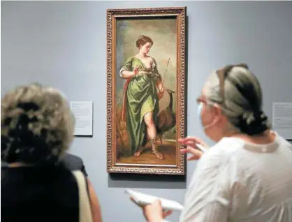  ?? Foto: Efe ?? Un par de periodista­s observan la obra del barroco español ‘La Diosa Juno’, del pintor Alonso Cano.