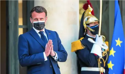  ?? EFE ?? El presidente francés, Emmanuel Macron, en la escalinata del Palacio del Elíseo