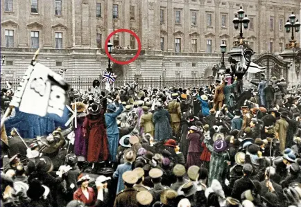  ??  ?? At Buckingham Palace a boisterous crowd demands an appearance by the Royal Family, who oblige (circled)