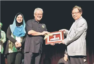  ??  ?? TEPA: Jamil (tengah) nyuaka tepa ngagai Abang Johari ti udah bejadika GLOMUS Camp 2015, lalu diperatika Ramona (kiba).