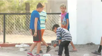  ?? /JAIME FARRERA ?? Niños recogiendo basura