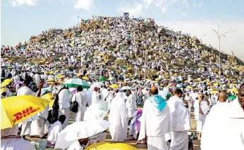  ?? — Gambar Ahmad Al-Rubaye/AFP ?? KEMUNCAK: Jemaah berhimpun di Gunung Arafat di tenggara kota suci Mekah di Arab Saudi, pada Hari Arafat yang merupakan kemuncak ibadah haji pada awal kelmarin.