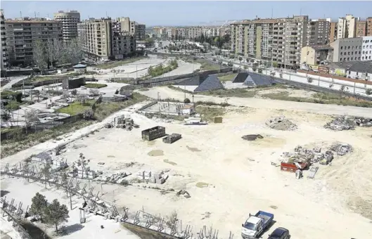  ?? JAIME GALINDO ?? Los suelos del Portillo donde se prevé construir 220 viviendas, junto a Escrivá de Balaguer y a pocos metros de la estación de cercanías.