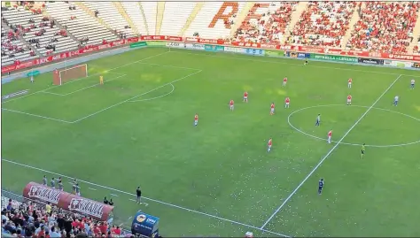  ??  ?? PROTESTA. Con el pitido inicial, el Talavera tocó el balón en su campo y los jugadores de Manolo Herrero pararon medio minuto.