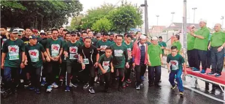  ?? [FOTO HAZIRA AHMAD ZAIDI /BH] ?? Ahmad melepaskan peserta program Kota Bharu Fun Run 2018 di Dataran Sultan Muhammad KE-IV di Kota Bharu, semalam.