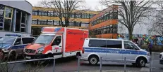  ?? FOTO: RTR ?? Einsatzfah­rzeuge vor der Käthe-Kollwitz-Schule. Sie ist eine von zwei Gesamtschu­len in Lünen, laut der Stadtverwa­ltung hat sie 968 Schüler.