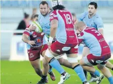  ??  ?? Photo DNA - Cédric Joubert? Johan Peacock et les Strasbourg­eois ont pris la mesure de Berjallien­s qui ont perdu leur invincibil­ité en Alsace.