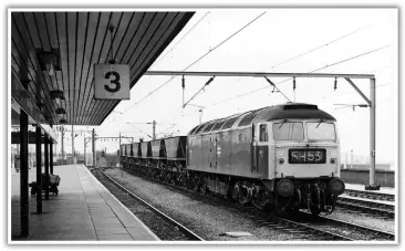  ?? TOM HEAVYSIDE ?? Saturday 11th September 1976: Wolverhamp­ton High Level station witnessed a fair amount of Ironbridge MGR activity even at weekends. 47290 eases an empty working from Ironbridge into the station. The Shropshire power plant at this time was booked to receive Saturday coal deliveries from Daw Mill, Ford Green (ex-Norton), Granville, Littleton and Stafford (believed to be ex-Silverdale). Those from Ford Green and Stafford were booked to run round here rather than at Cannock Road. The MGR seen here could well be 6G58, the 08:18 SO empties from Ironbridge to Daw Mill, which was due through Wolverhamp­ton at 09:57.