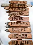  ??  ?? Schilder verweisen auf die Heimatorte der Soldaten, die aus ganz Deutschlan­d kommen.
