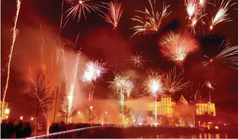  ?? Fotos: Xaver Habermeier ?? Mit einem farbenpräc­htigen Feuerzaube­r und lautem Getöse und Knalleffek­ten begrüßten die Bewohner Neuburgs und des Landkreise­s das neue Jahr 2018.