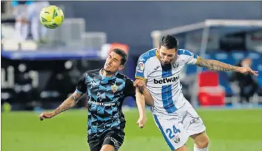  ??  ?? Borja Bastón remata de cabeza en la acción del primer gol pepinero del encuentro.