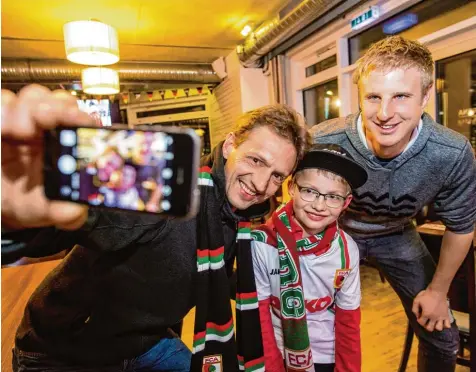  ??  ?? Selfie mit dem Bundesliga Profi: FCA Verteidige­r Martin Hinteregge­r (rechts) besuchte gestern einen Fan Stammtisch in Sonthofen.