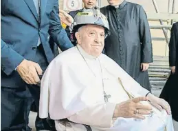  ?? El VATICà / EFE ?? El Papa amb casc en la visita de les ruïnes de la catedral a L’Aquila