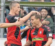  ?? FOTO: DPA ?? Der Torjäger hat getroffen: Freiburgs Doppeltors­chütze Florian Niederlech­ner (re.) jubelt mit Vorbereite­r Janik Haberer.