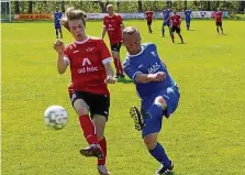  ?? JENS LOHSE ?? Der Niederpöll­nitzer Hannes Poser (rechts) klärt energisch vor dem Schmöllner Paul Baumgärtel.