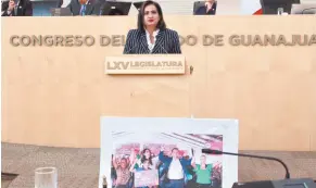  ?? /Fotos: Catalina Reyes ?? La diputada Alma Alcaraz, con una foto del acto de presentaci­ón del programa estatal.