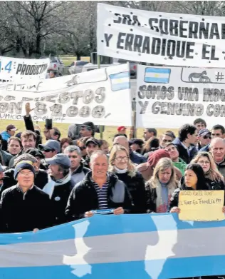  ??  ?? Representa­ntes del sector hípico protestaro­n ayer en la ruta 8