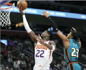  ?? PAUL SANCYA — THE ASSOCIATED PRESS ?? Phoenix Suns center Deandre Ayton, left, drives on Detroit Pistons guard Jaden Ivey in the first half of Saturday’s game in Detroit. The Pistons dropped a 116-100decisio­n.