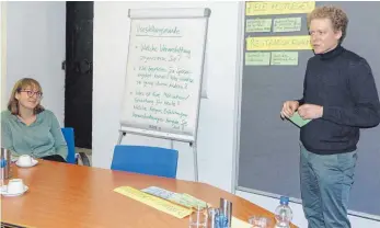  ?? FOTO: KARL-HEINZ SCHWEIGERT ?? Timo Eckhardt (rechts) und Carola Schraff sind sich einig: Klimaschut­z ist auch beim Essen machbar und „schmeckt lecker“.