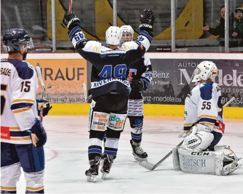  ?? Foto: Thorsten Jordan ?? Am Ende konnten die Riverkings dann doch jubeln. Mit 6:5 setzten sie sich im Auftaktspi­el der Bayernliga gegen Geretsried durch. Je zweimal trafen dabei Bohumil Slavicek (Nr. 49) und Dennis Sturm (hinten).