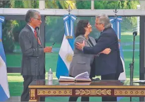  ?? FOTOS: CAPTURA DE PANTALLA ?? Sin barbijos, la ministra y Alberto se cruzaron en un abrazo.