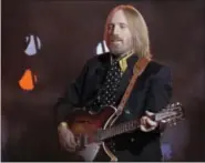  ?? DAVID J. PHILLIP—THE ASSOCIATED PRESS ?? In this Sunday, Feb. 3, 2008 file photo, Tom Petty, of Tom Petty and the Heartbreak­ers, performs during halftime of the Super Bowl XLII football game between the New York Giants and the New England Patriots in Glendale, Ariz. Tom Petty’s family says...