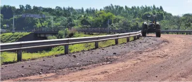  ?? ?? El camino de terraplén que une al distrito de Dr. Bottrell con Natalicio Talavera. Exigen el asfaltado de 29,5 km.