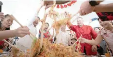  ??  ?? The Yee Sang Toss