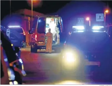  ?? ANDRÉS CARRASCO. ?? Una ambulancia, entre dos coches de la Policía Nacional, en la calle Miguel Hernández.