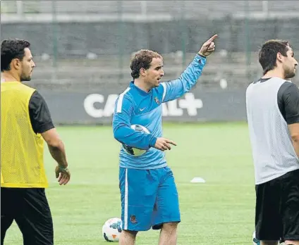  ?? FOTO: UNCITI ?? Jagoba Arrasate dirige un entrenamie­nto en Zubieta durante su etapa como técnico de la Real Sociedad.