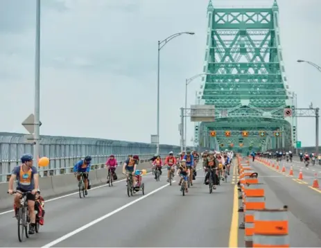  ?? VÉLO QUÉBEC PHOTOS ?? The nearly 25,000 participan­ts in the Tour de I’Ile, a longer daytime ride, cycle over the Jacques Cartier Bridge in Montreal.