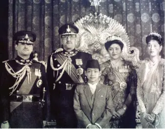  ??  ?? LA FAMILIA REAL NEPALÍ.
De izquierda a derecha, el príncipe heredero Dipendra, el rey Birendra, el príncipe Nirajan, la reina Aishworya y la princesa Shruti.