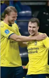  ?? FOTO: JENS DRESLING ?? To af Brøndbys udlaending­e, Paulus Arajuuri og Simon Tibbling, fejrer en scoring.