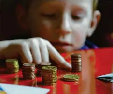  ?? Foto: Jens Kalaene ?? Für die Kinder Geld anzusparen, ist bei hoher Inflation gar nicht einfach.