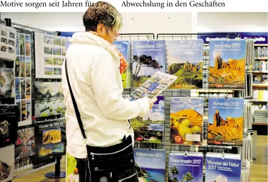  ?? BILD: SUSANN PRAUTSCH ?? Trotz Digitalisi­erung verkaufen sich in den Buchläden Kalender weiter gut. Der Mensch brauche eben seine jährlichen Rituale, heißt es in der Branche.