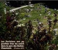  ??  ?? Les Parisiens ont pu profiter hier du soleil dans le parc des ButtesChau­mont. (Photos AFP)